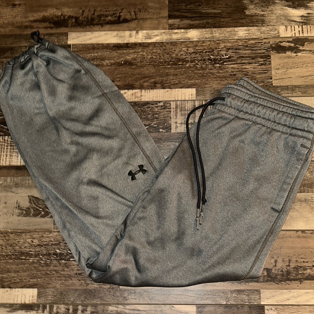 Underarmor sweatpants
Cuff around ankle but can loosen